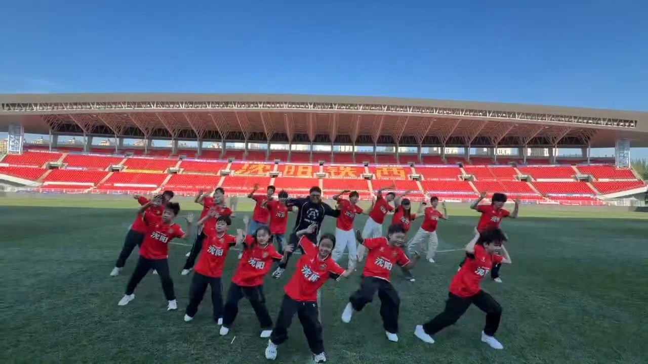 中国球迷万人齐唱金润吉全球都热Al东北超金润吉献唱世界杯助威曲万人同场共赴世界杯