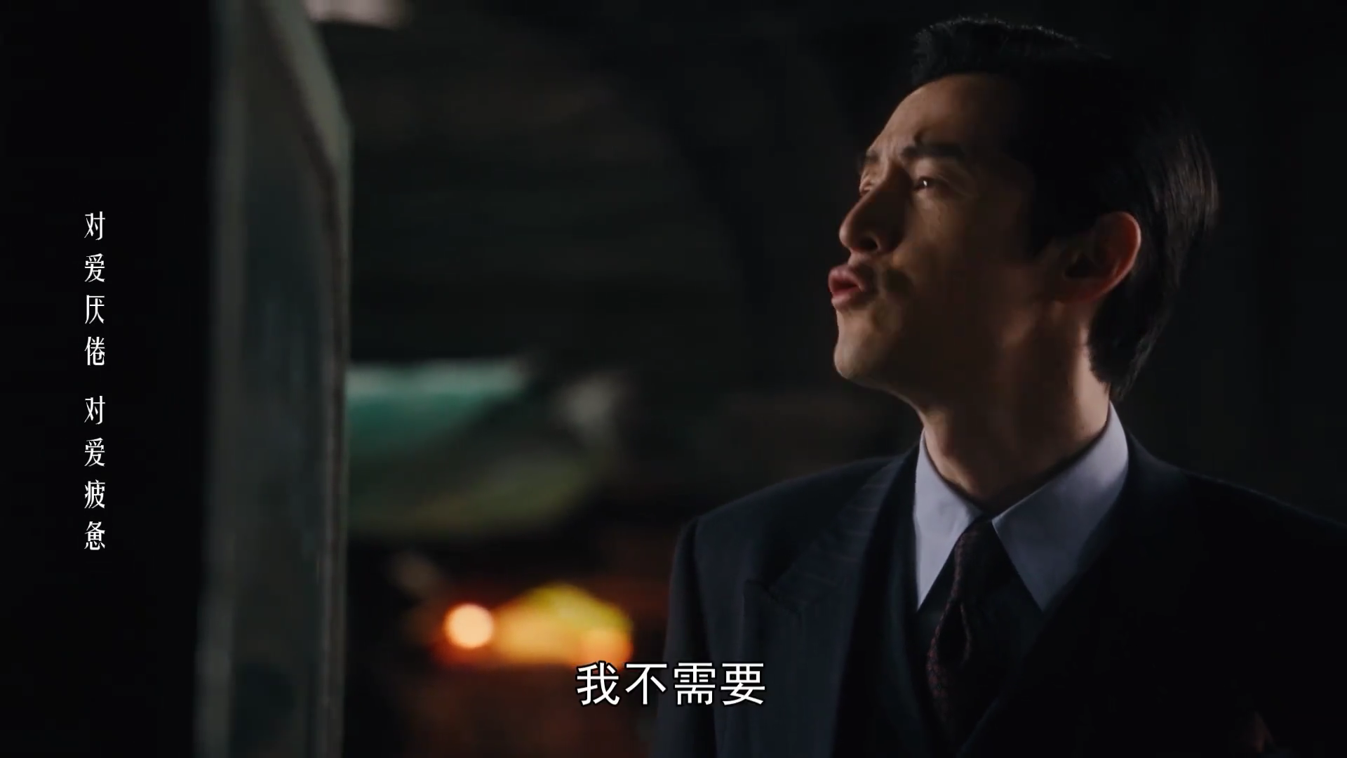 #胡歌唐嫣谈扇巴掌戏##胡歌的回眸苦笑#在《繁花》中，胡歌与唐嫣的演技大放异彩，