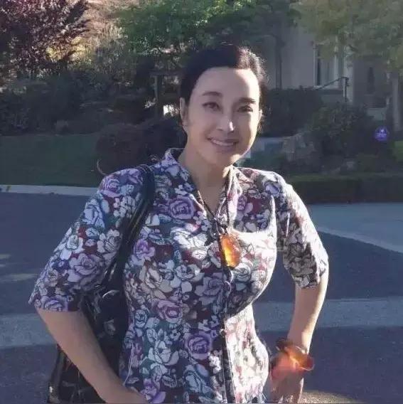 年龄过古稀，
颜值绝不低。
她若喊第二，
无人敢排一。