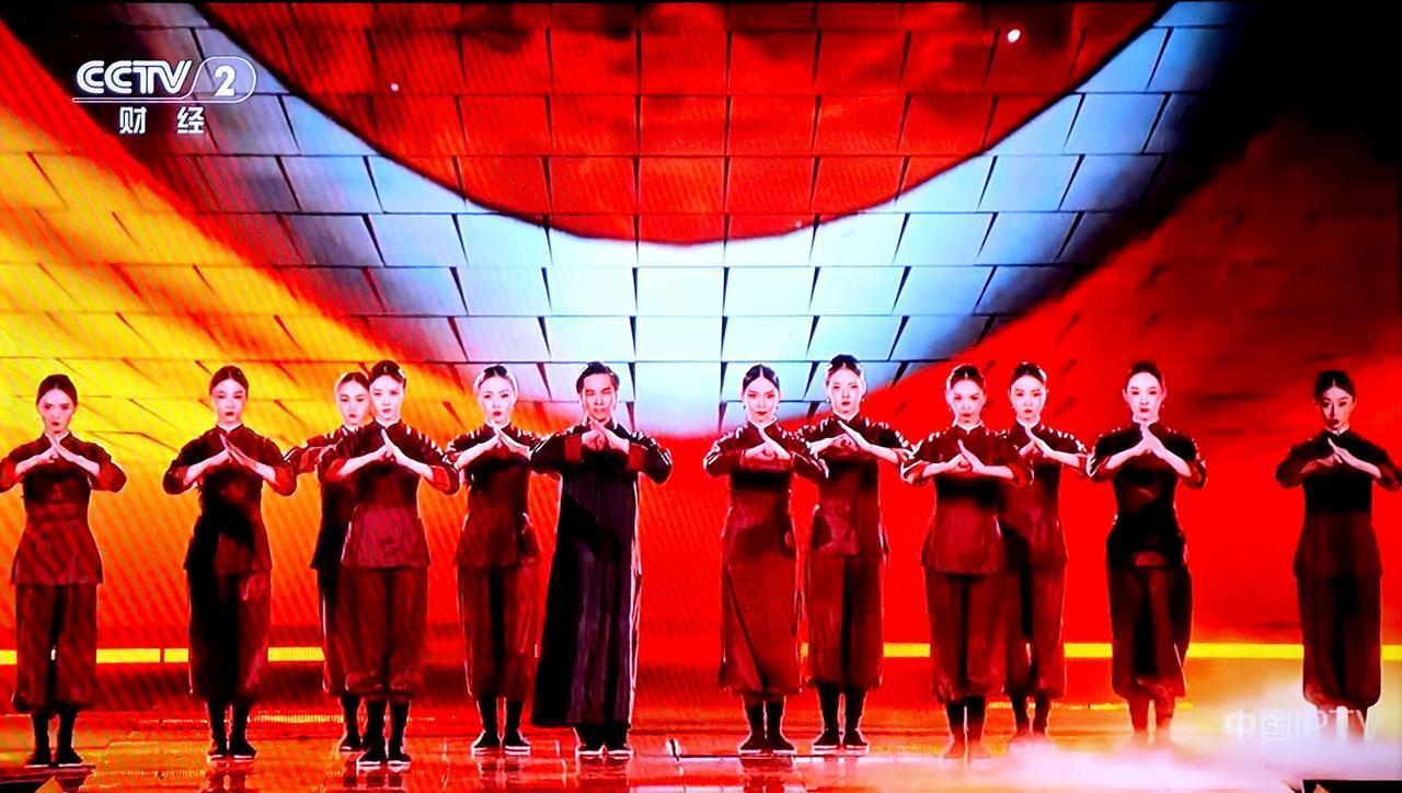 央视亲自操刀鸿蒙星光盛典，前几天才直播了余总和“五界”老总的采访，现在又开启星光