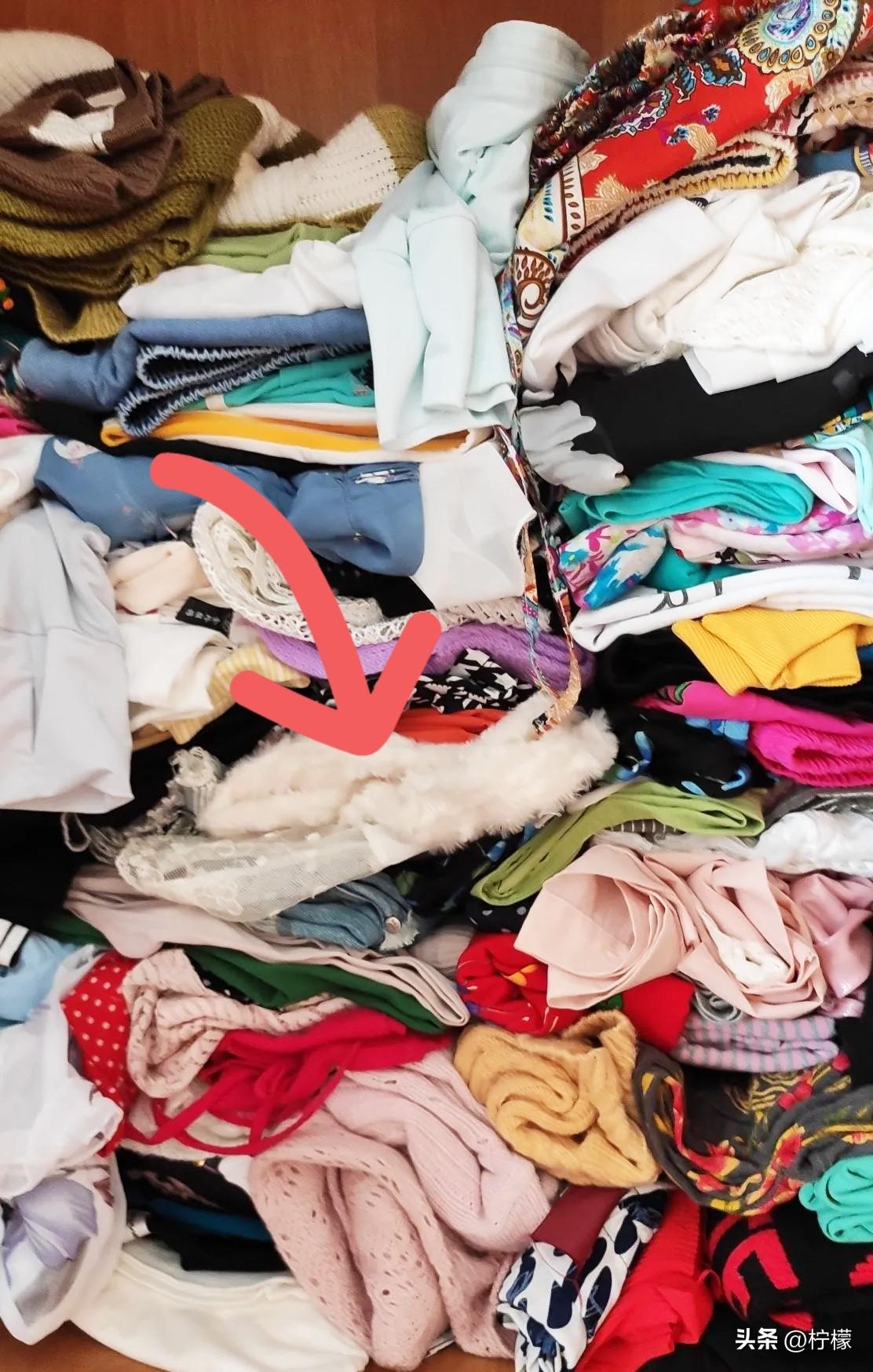 我一个朋友去世了，
刚六十出头。她儿子清理她的衣服，都无从下手。里屋外屋几组大衣