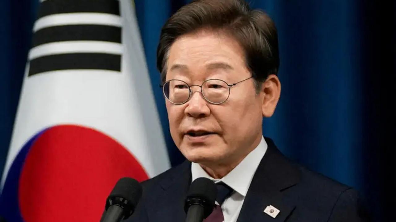 坚决不去，日本不正式道歉，谁来都不好使。
 
9月9日韩国外交部表态，决定不参加