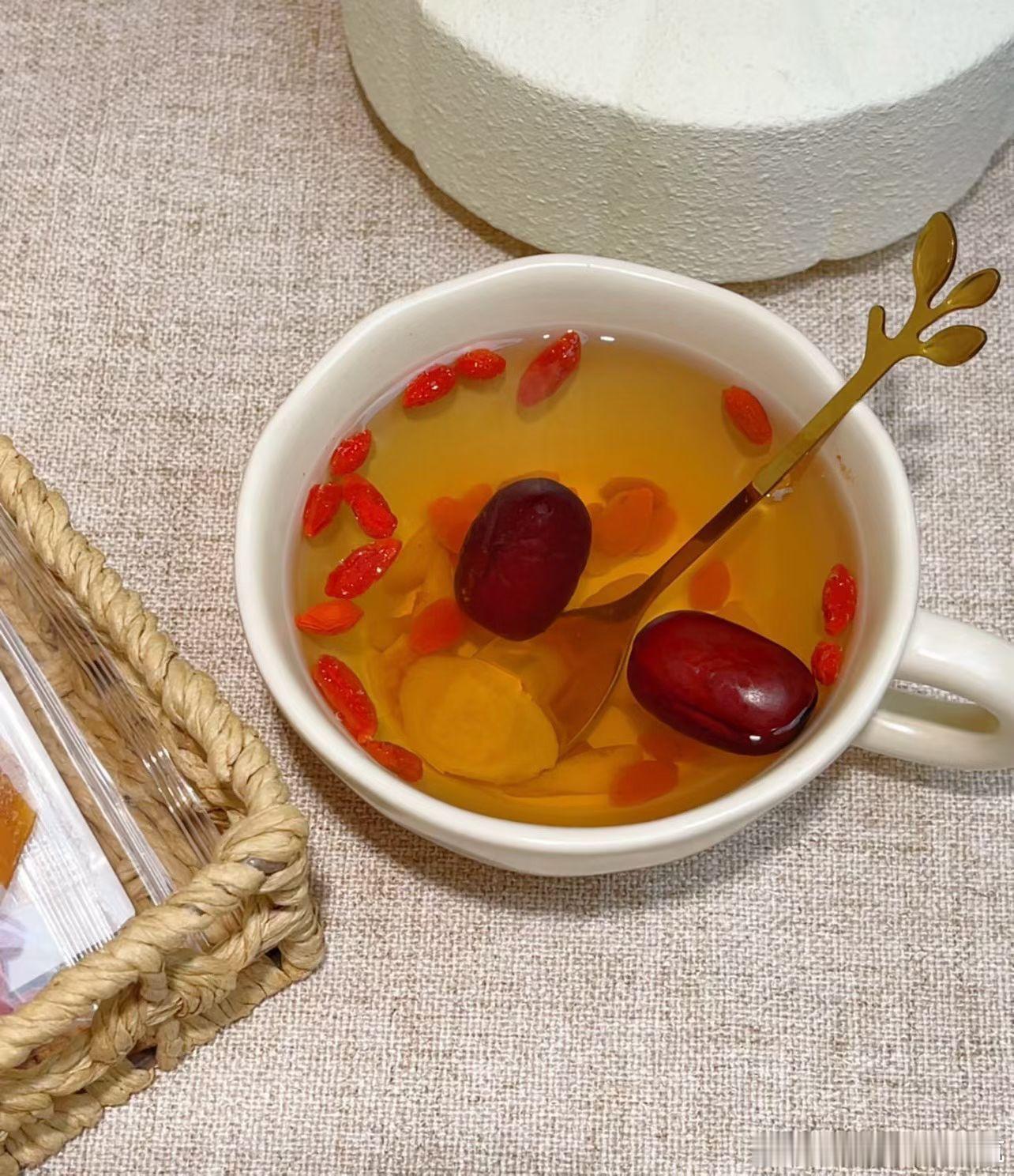 时光会慢慢教你看清，你倾尽心力的好，于他人而言不过是一杯寻常的水，入口即散，无迹