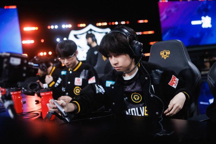 狼队状态看着队员独自发力却难挽局面，能看出狼队整体状态还有很大提升空间。 