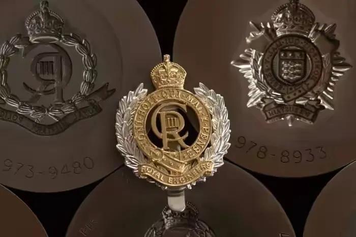 英军推迟更换新帽徽，这种行为完全可以用草木皆兵来形容，当今的中国已经强大到让西方