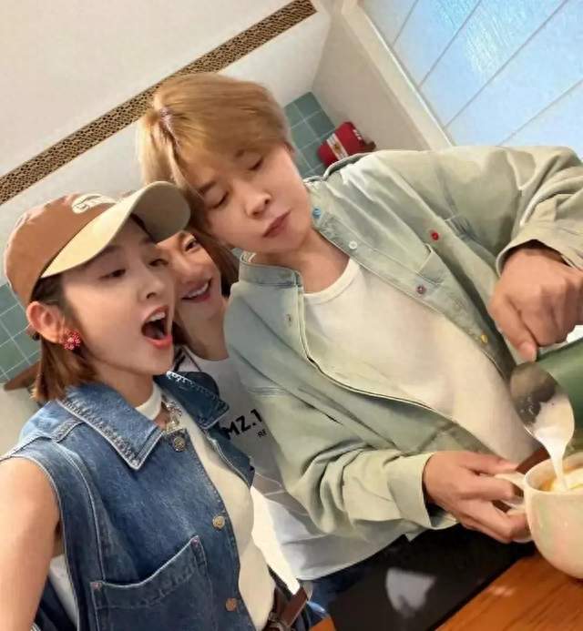 50岁像30岁！李小冉同框唐艺昕王濛，牛仔衣穿搭被全网求链接！