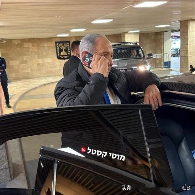 内塔尼亚胡使用手机时，手机摄像头被胶带遮住了。
极有可能是为了防止在敏感区域进行