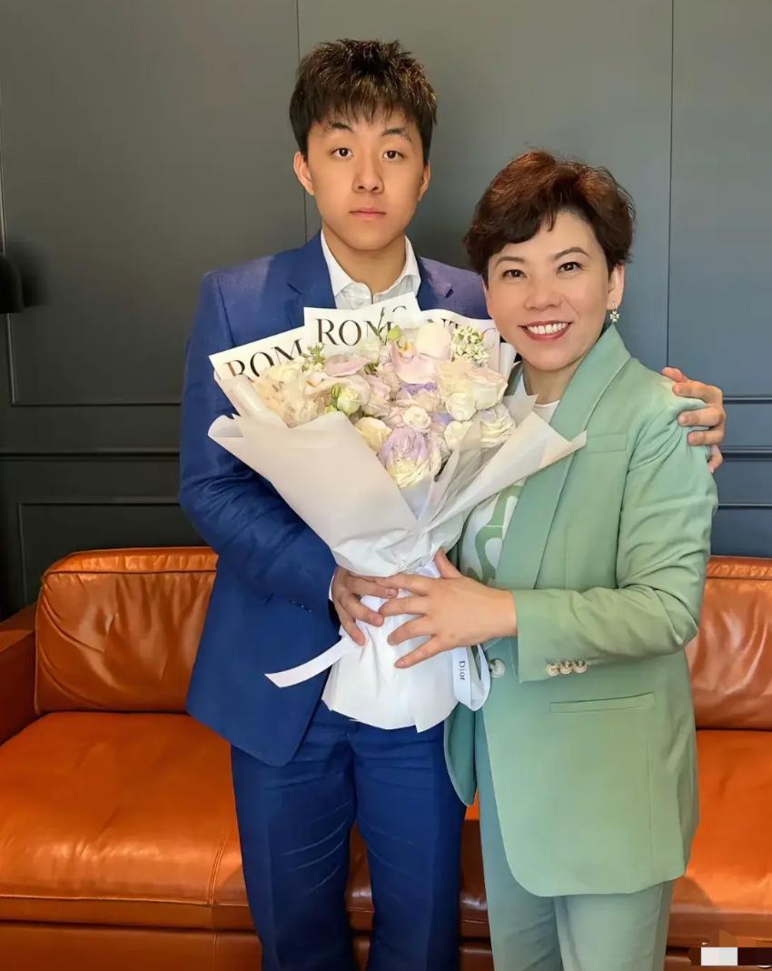 邓亚萍和高大帅气的儿子，邓亚萍身高1米55,老公林志刚身高1米70，儿子林瀚铭身