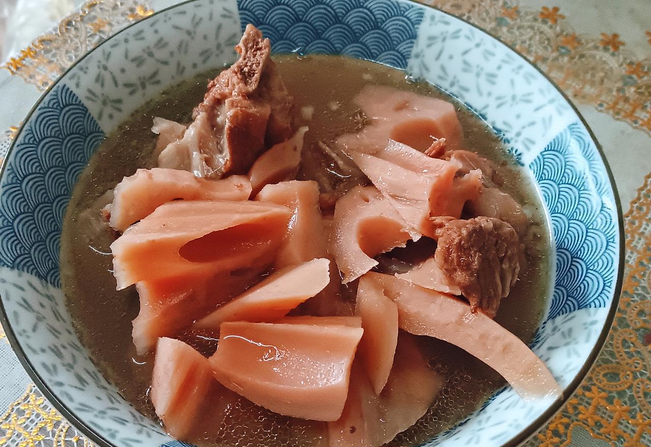 天太冷，来一碗热热呼呼的排骨炖藕。