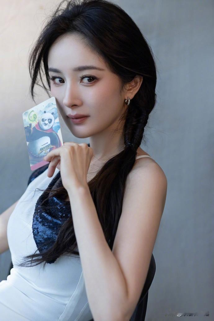 杨幂工作室晒出杨幂美照，网友：狐狸小真这个角色简直绝了！
杨幂工作室发布了一组杨