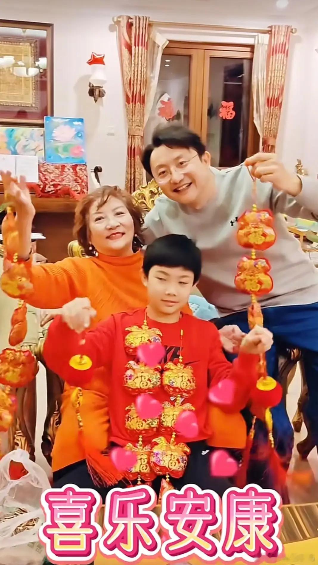 涂松岩妈妈与儿子孙子过年，家中装修曝光，祖孙三代共用一张脸！！！！！！ 