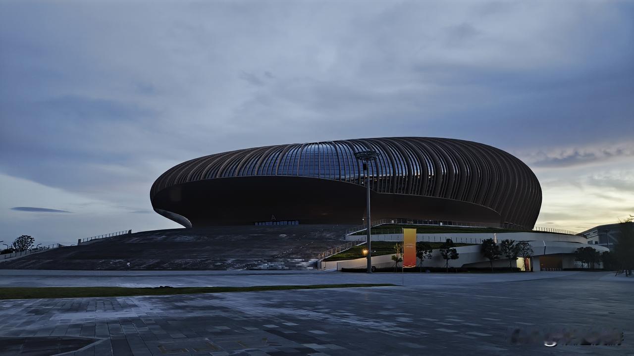 已经基本建设完成的全运会南沙体重中心，位置就在广州的最那边，珠江入海口处，整体设