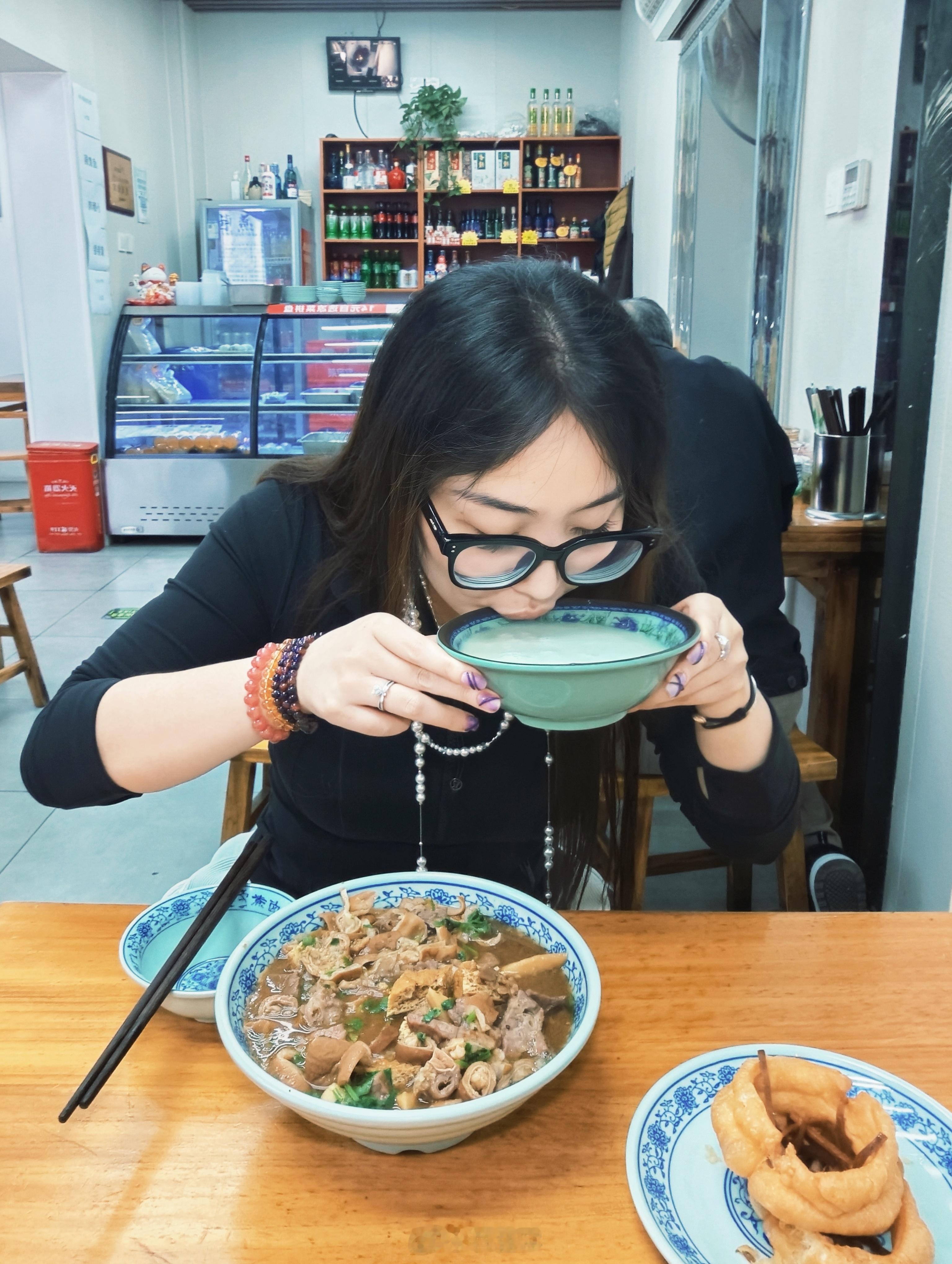 落地就先去泡泡玛特送钱，然后就直奔店里吃卤煮喝豆汁啃焦圈和你们这些不爱吃内脏不喝