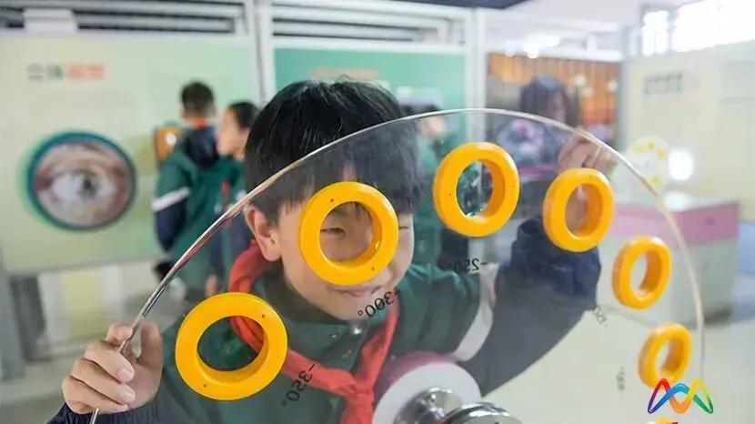 3月20日山西上党西庄小学，一场科技巡展航模战机空中狂飙，机器人翩翩起舞，却瞬间