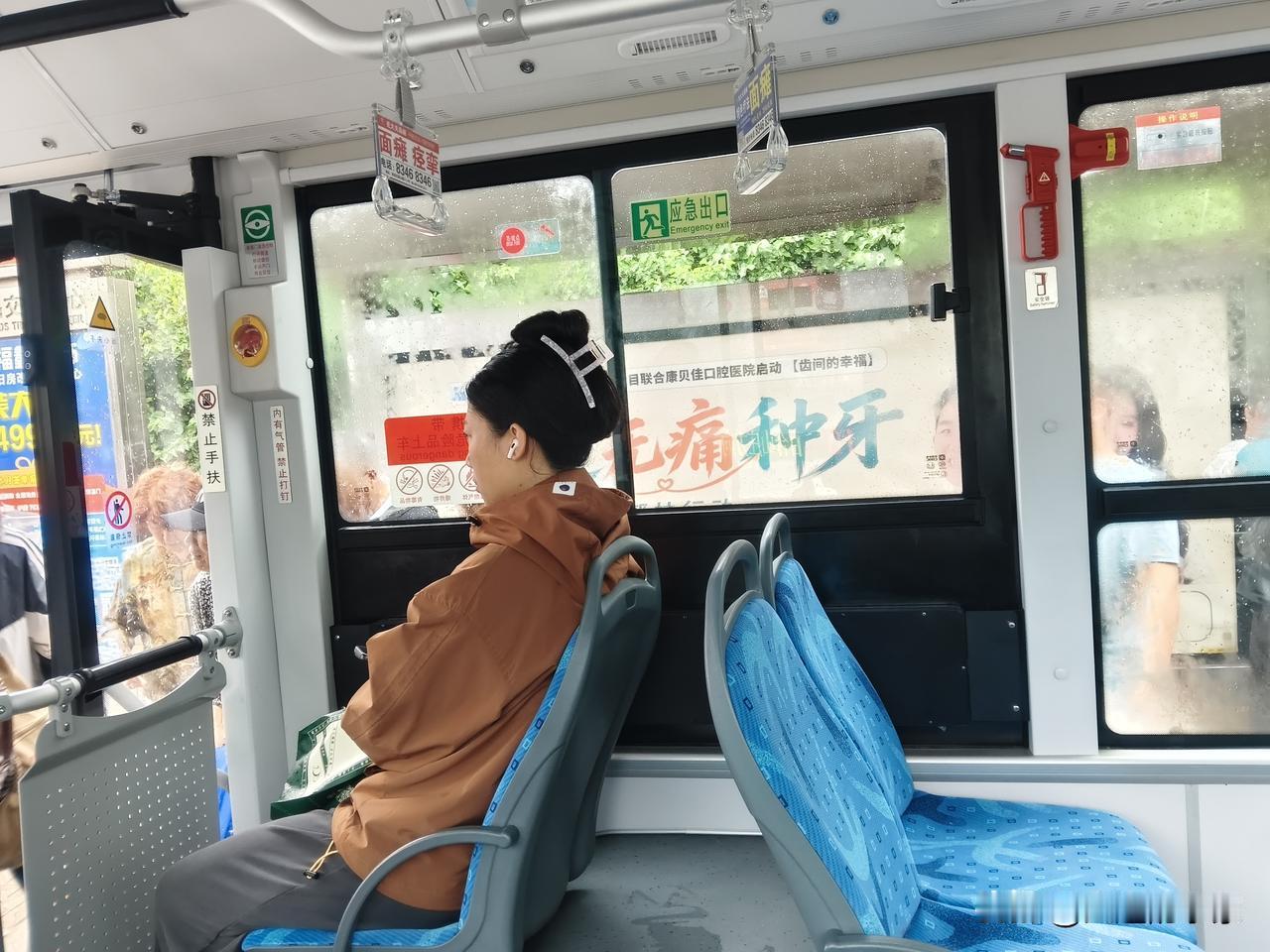 大连今天又下雨了。一般天气不好，出行的人就减少了，这不，往常天好的时候，10路车