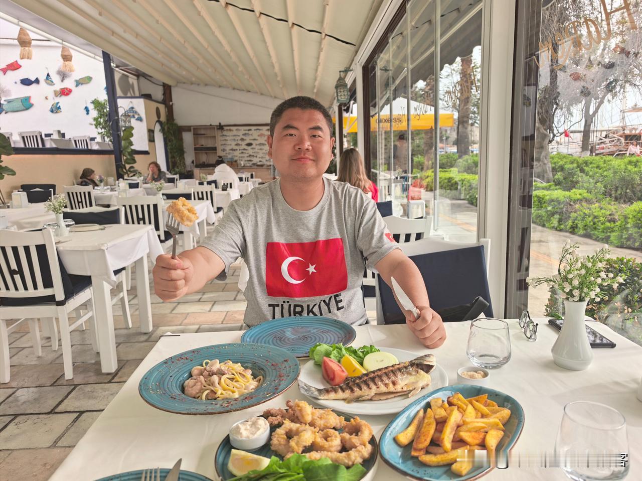 傍晚，在博德鲁姆的海边，走进一家景观餐厅，要了一份烤鱼、海鲜面、炸鱿鱼。总共消费