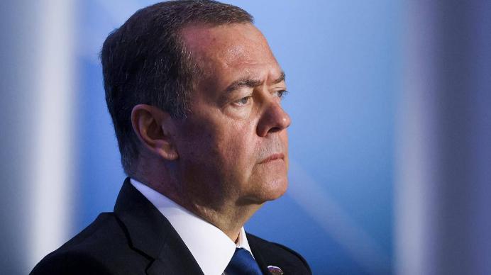 俄罗斯外交官梅德韦杰夫发言称，格陵兰或可加入俄罗斯，建议特朗普抓紧行动！在1月1