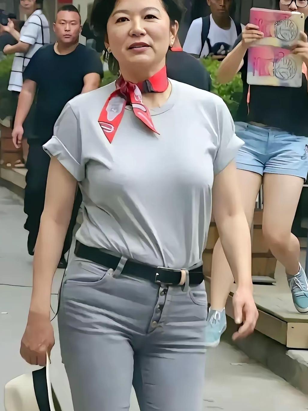 你们认识她吗？
她曾经是多少男人心目中女神般存在，如今人家已经70多岁了，看着不