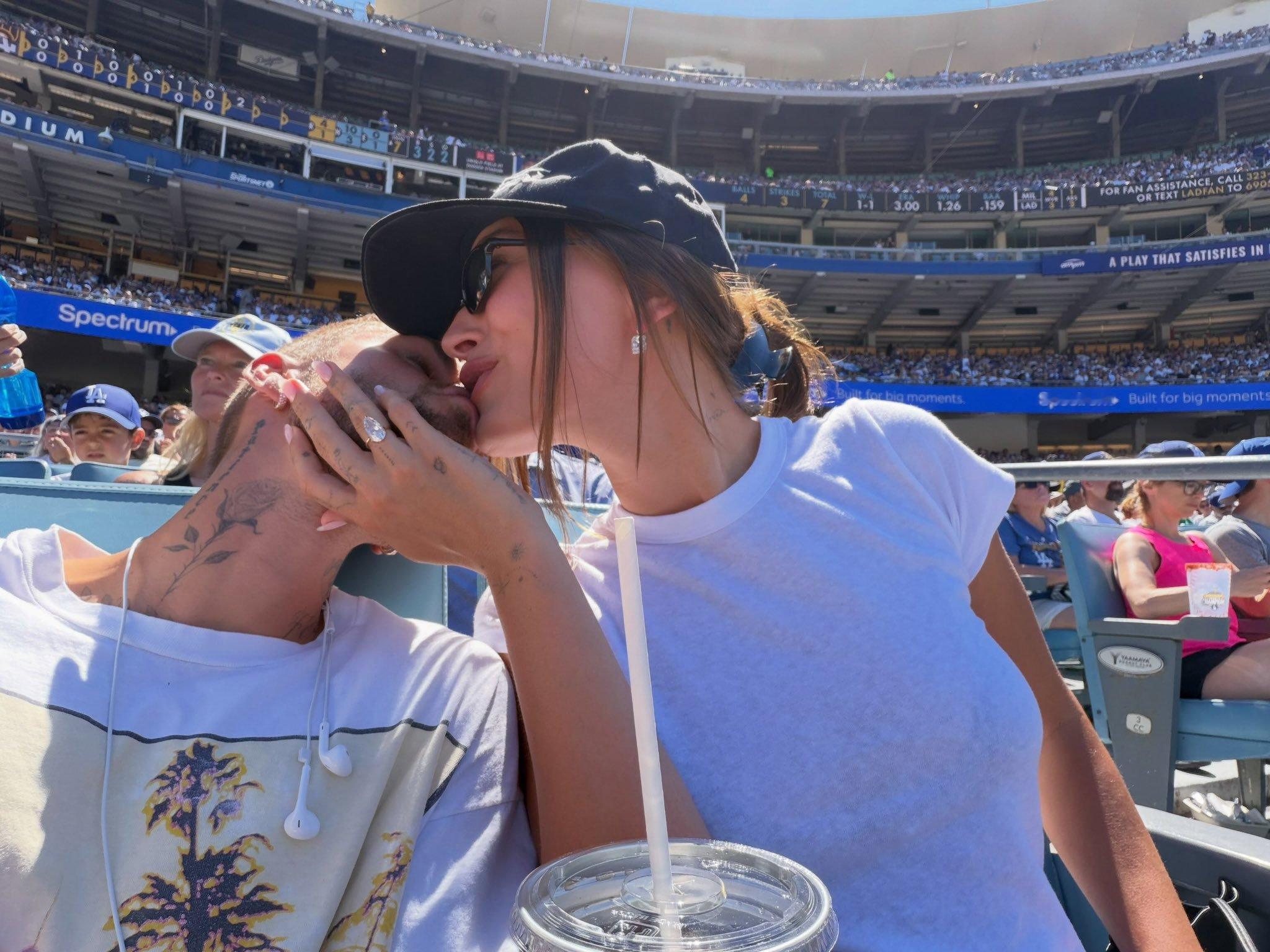 JustinBieber  • 贾斯汀比伯 分享和Hailey去看球賽⚾️❤️ 