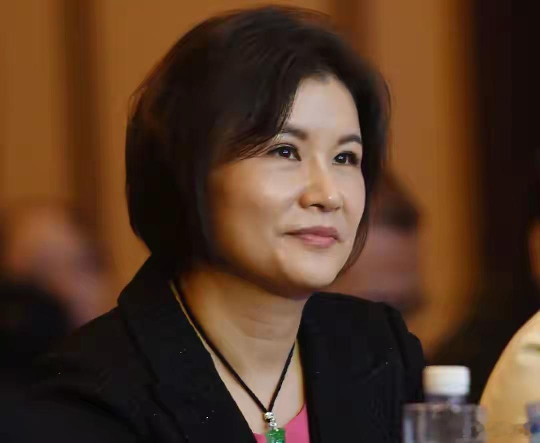 蓝思科技董事长与库克马斯克同席了解周群飞的成长经历后，你会发现惊叹她的人生简直就