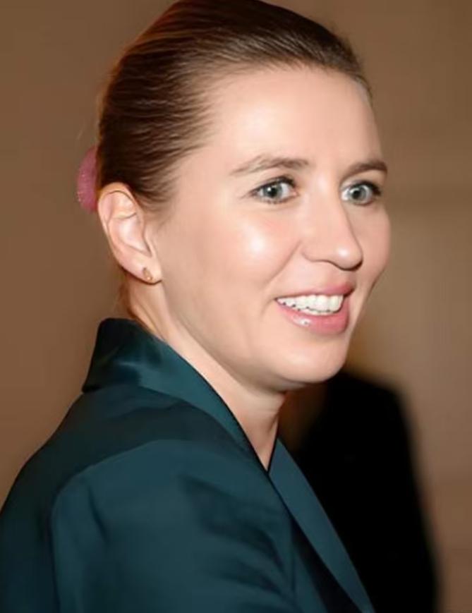 丹麦现在的情况，谁也帮不了。世界上有三个厉害的大国，丹麦为了取悦美国，得罪了另外