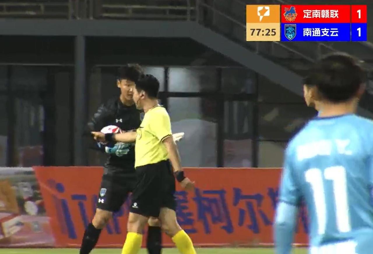 看支云比赛这么多年，像今晚这场从头到尾“被裁判主导”的比赛还真的屈指可数。这位名