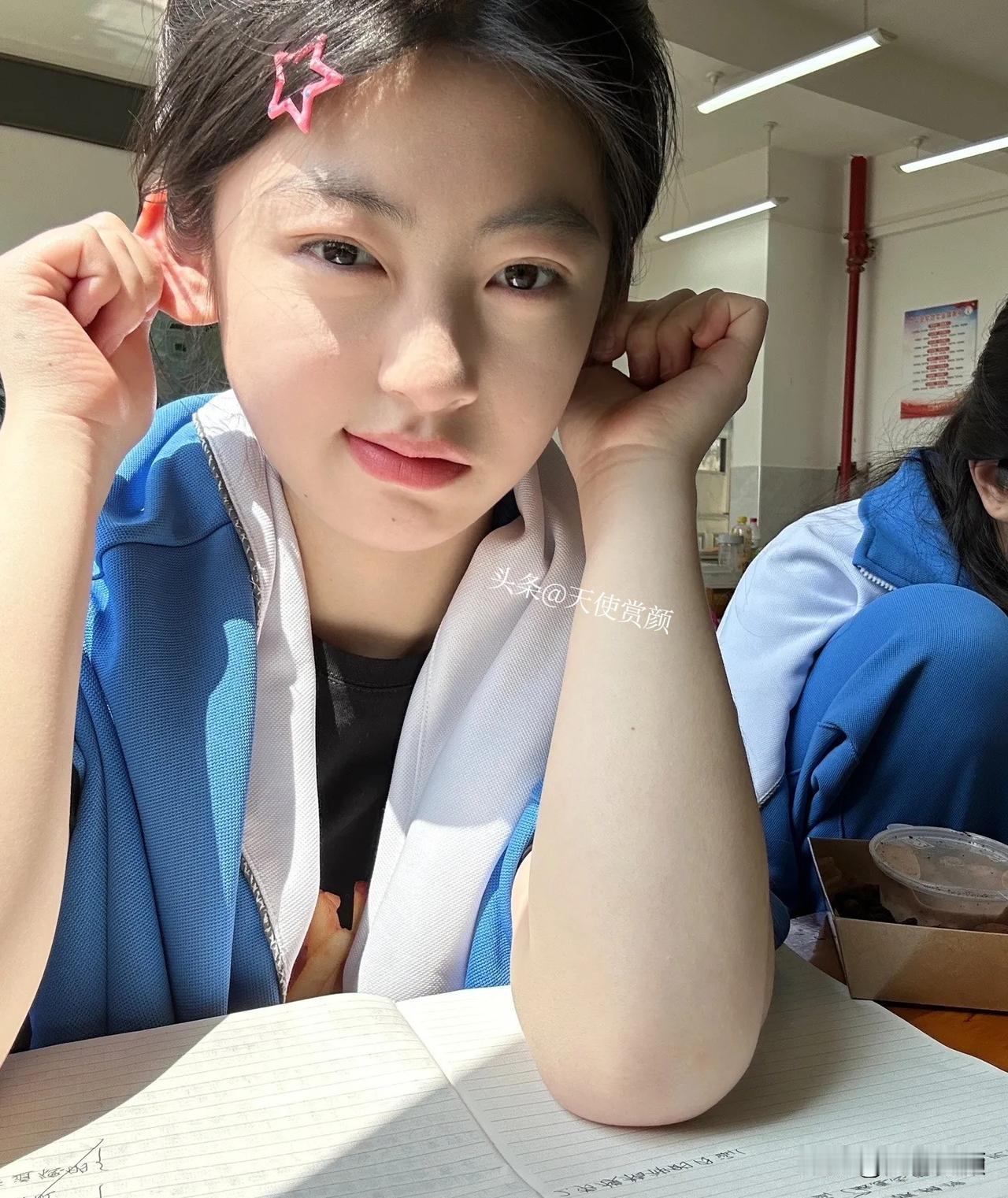 女高中生压力大，那真是秃子头上的虱子——明摆着。每天学习超过10小时，学业像座大