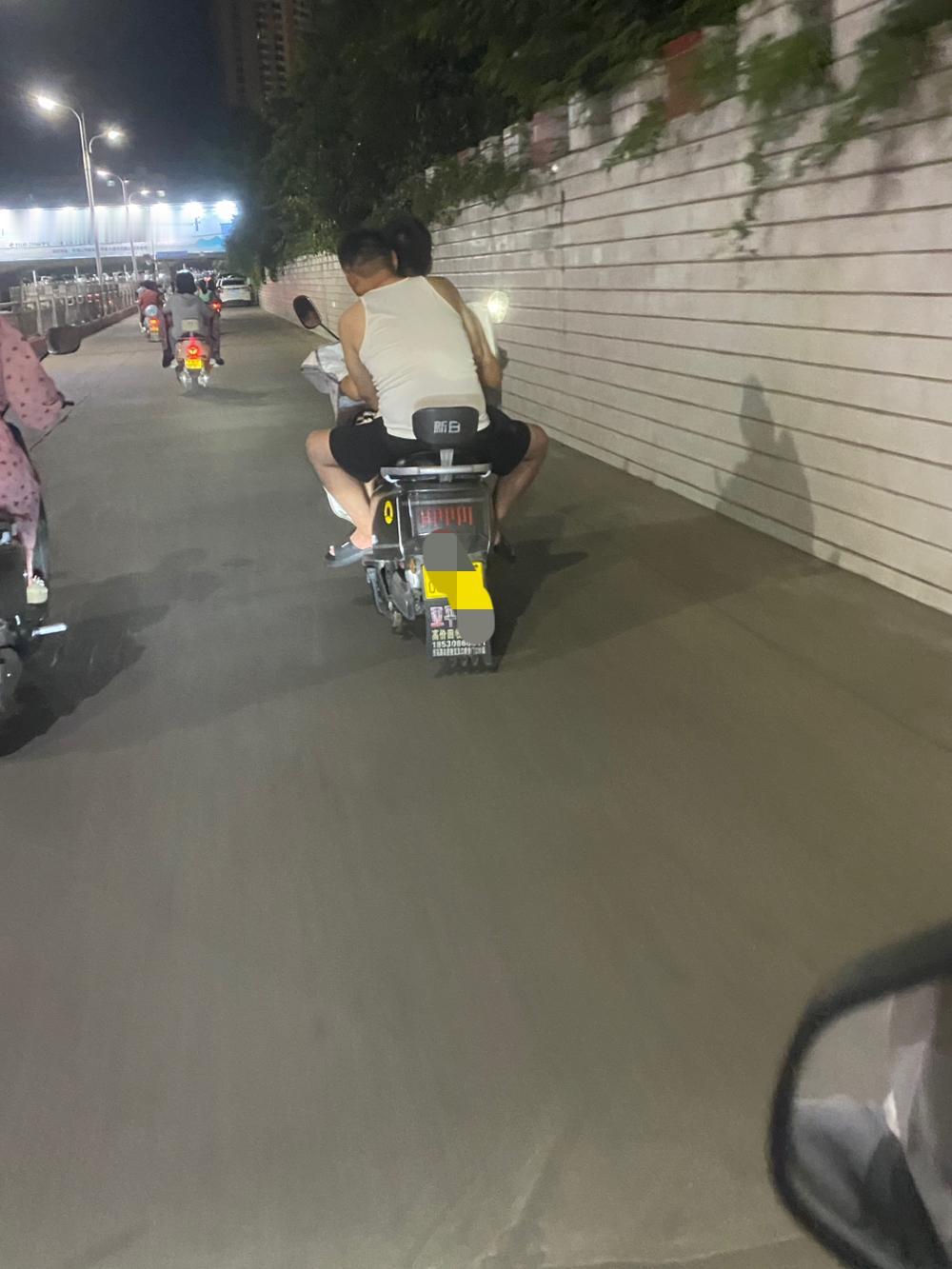 有点辣眼睛吧，2个大老爷们，后边那位居然搂腰，我去[捂脸]