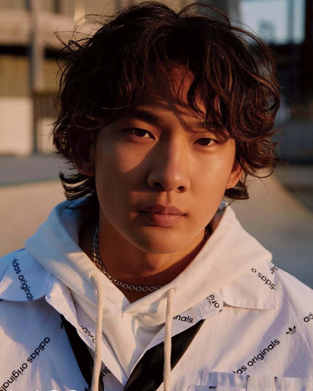 寻找开幕式中的苏翊鸣 从运动少年到时尚宠儿，苏翊鸣的跨界之旅，每一面都让人惊艳！