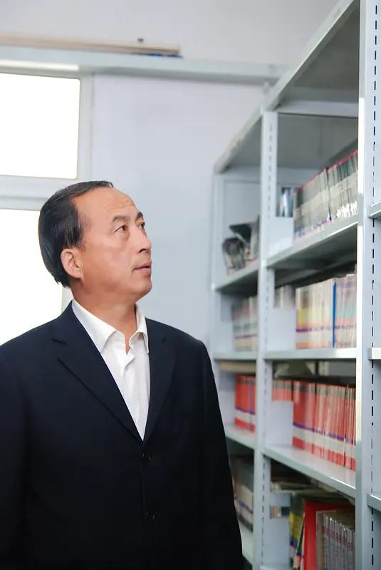 离谱！校长与离异女教师恋爱被定师德不合格，前夫造谣被拘，教育局：没毛病？
 
家