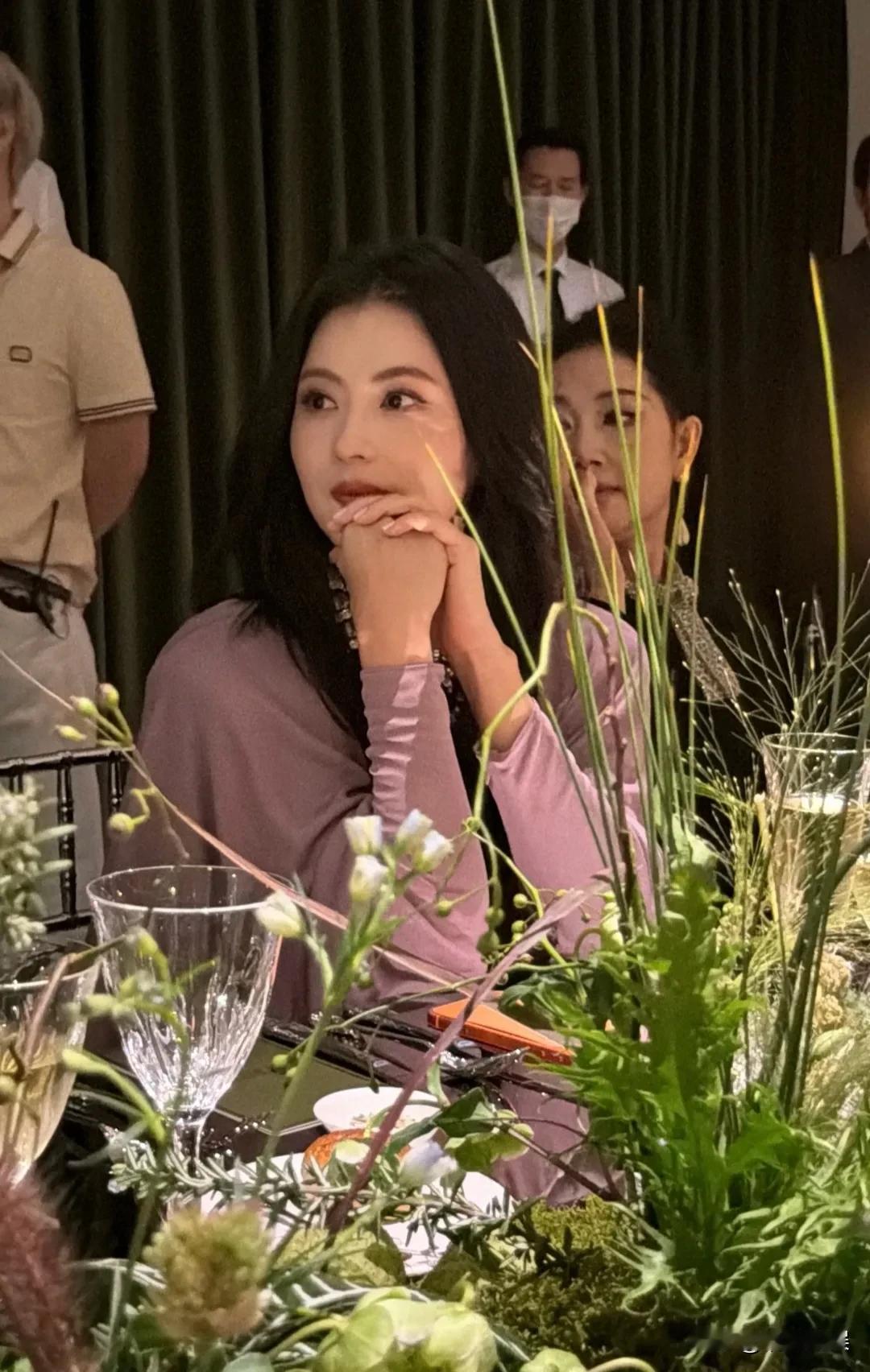 网红就是网红，把那点小心思都写在了脸上。
韩安冉现身华伦天奴晚宴，晒照和张柏芝同