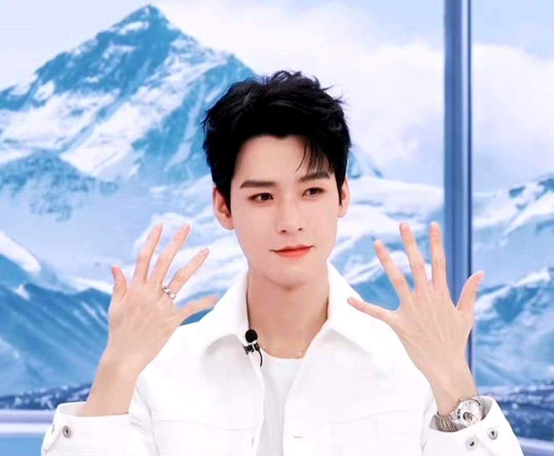 龚俊在成都街头直播，没喊“买它”，喊了句“巴适得板”。
19万人挤进直播间，平台