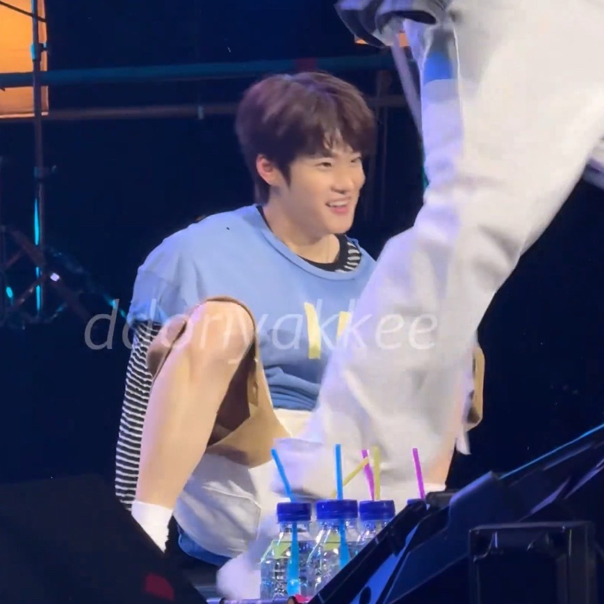 好想把手伸进他的裤腿里👐 