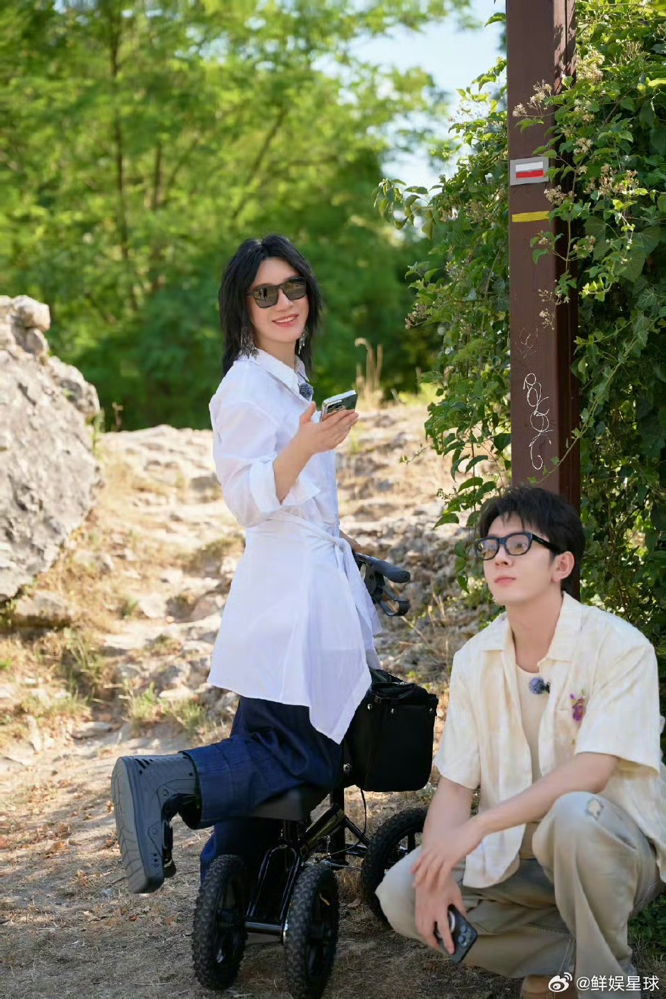 尚雯婕李佳琦拍照搭子巴黎合伙人 尚雯婕和李佳琦这对拍照搭子在巴黎大展身手，随便一