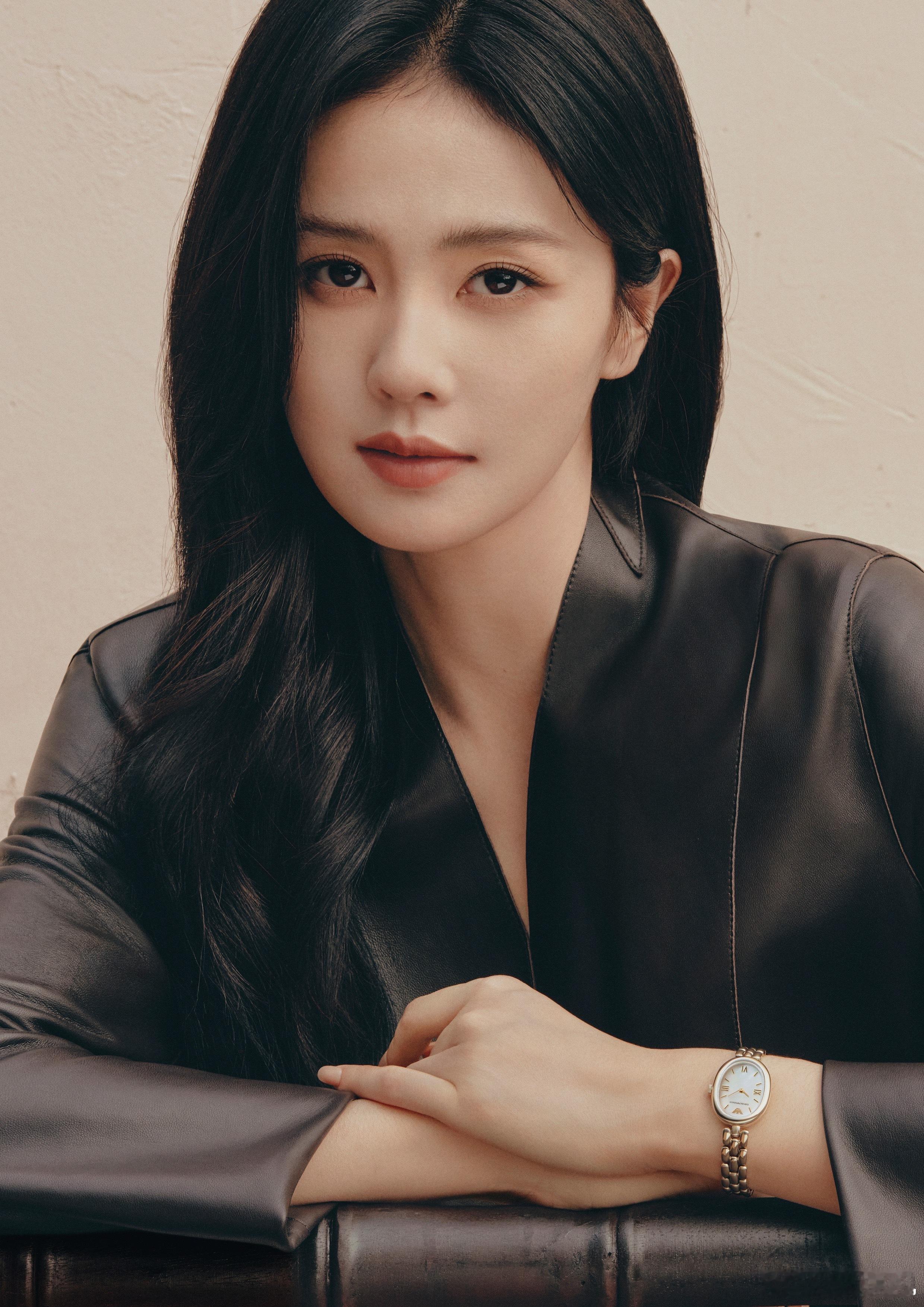 质感不凡，诠释现代美学。欢娱影视演员以Emporio Armani大中华区及亚太