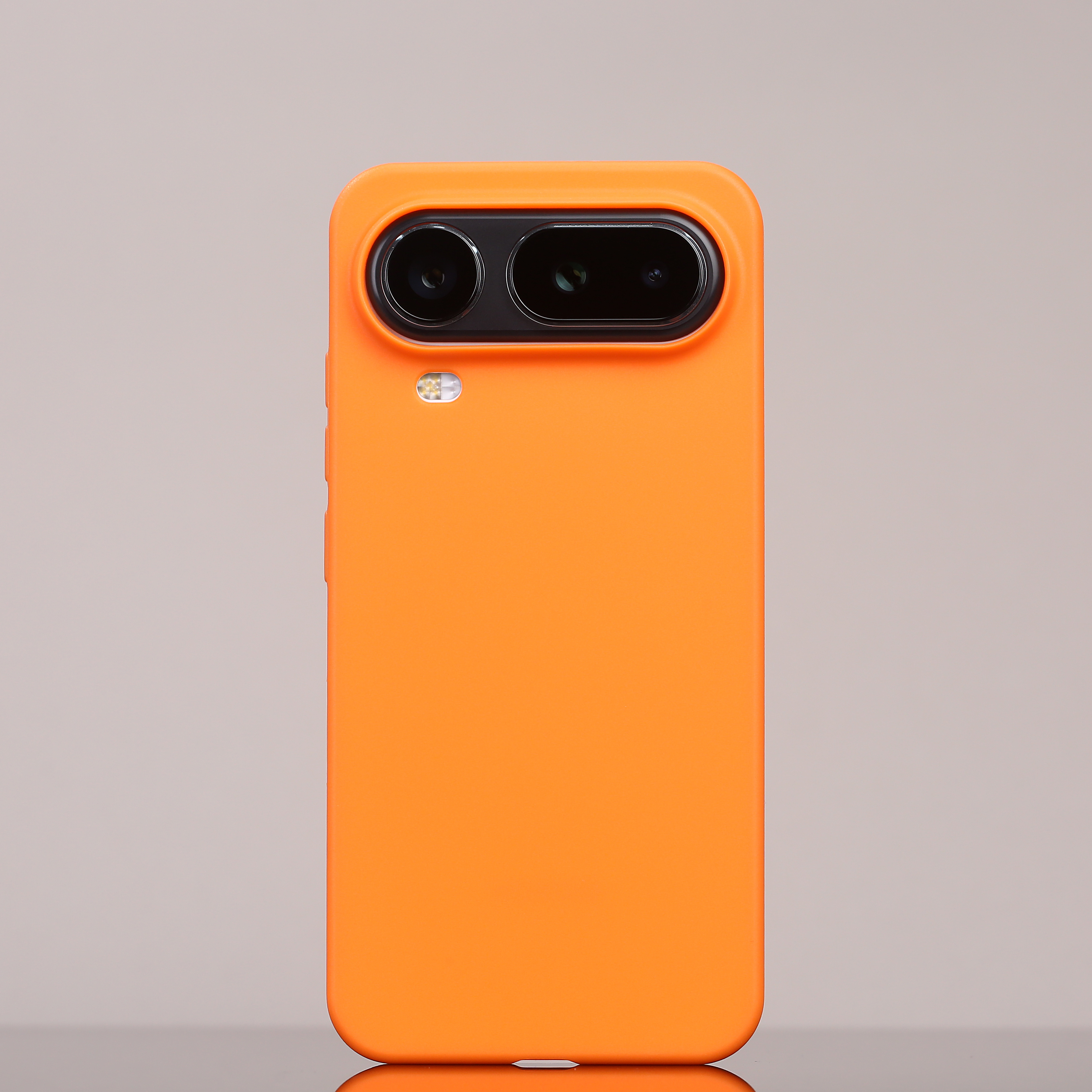 Magic8 Pro Air 平嵌镜盖也有白色和黑色两款，这黑色镜盖搭配白色机器