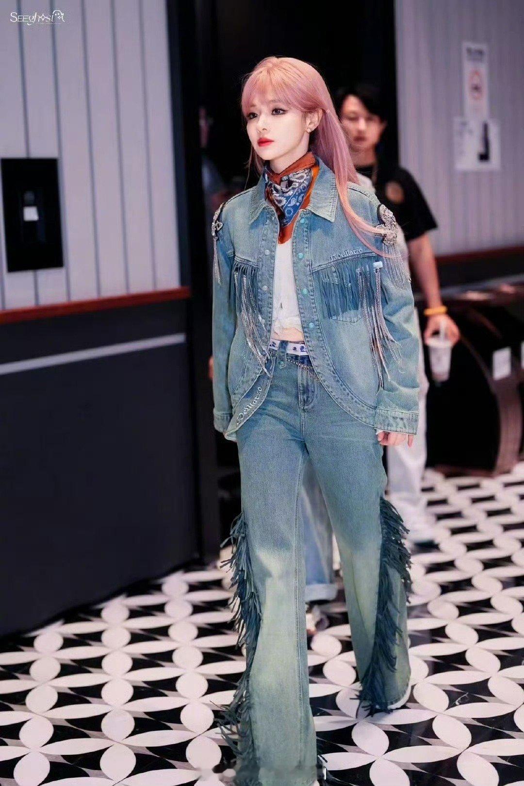 这下都知道黄霄雲穿了两条秋裤 黄霄雲用实际行动证明：舞台女王和保暖达人可以同时在