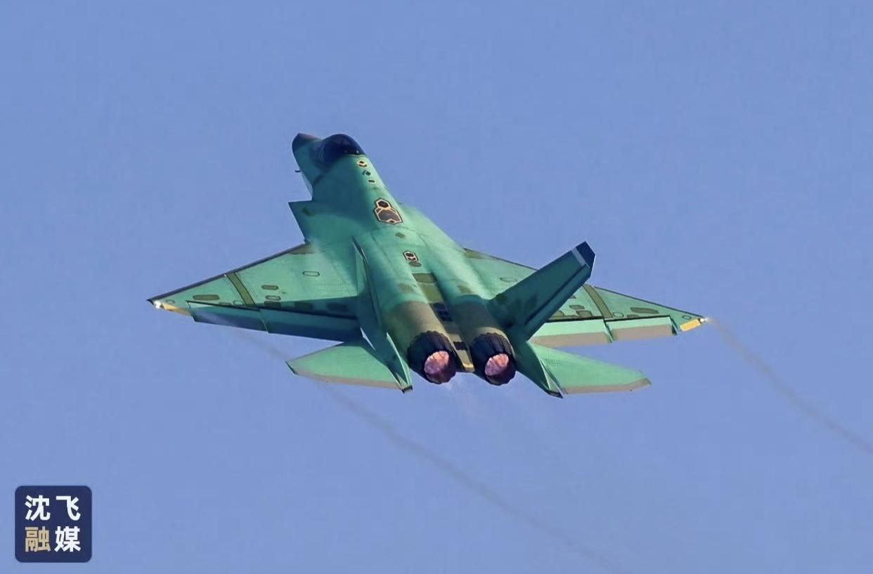 新年新出厂的舰载机歼-35隐形战斗机进行试飞