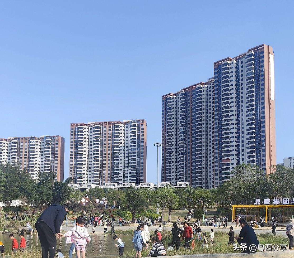 这应该是2026年最好笑的笑话了吧。有个网友要卖城里的房，回农村老家筹钱去了。你