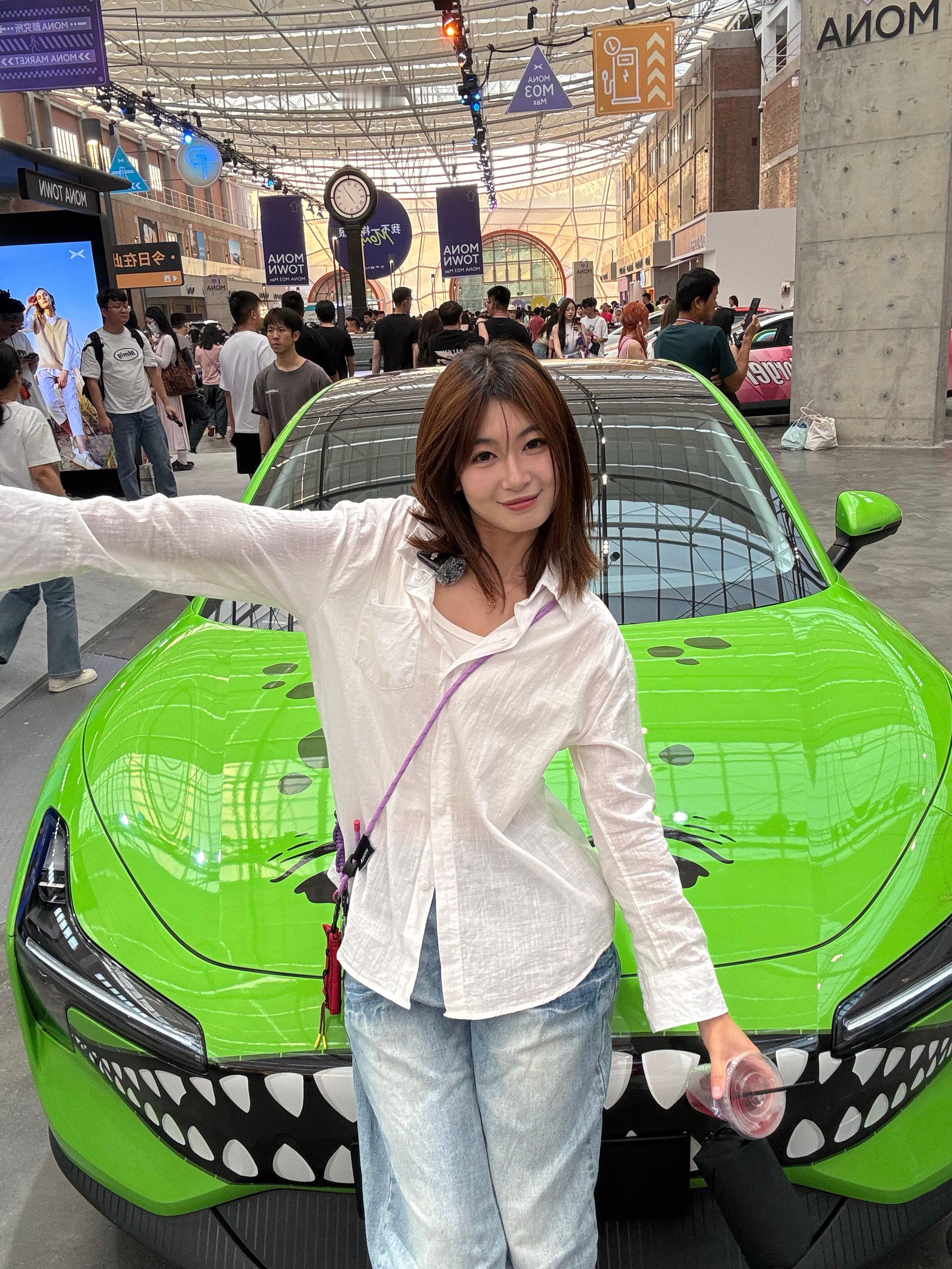 抵达MONA小镇[求关注]好多漂亮的MONA，现场氛围超绝[打call] 小鹏M