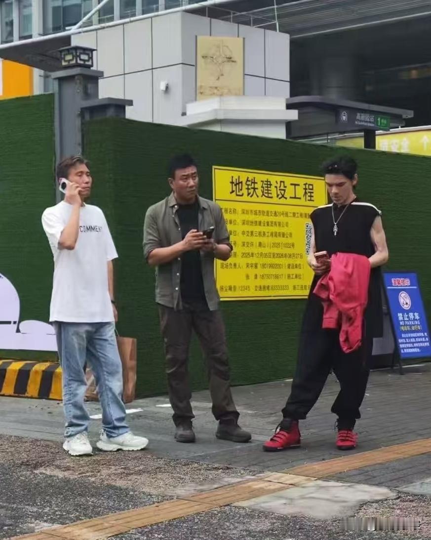 深圳街头偶遇向佐录节目，身边跟着胡军李乃文两位助理，这排面也是没谁了！