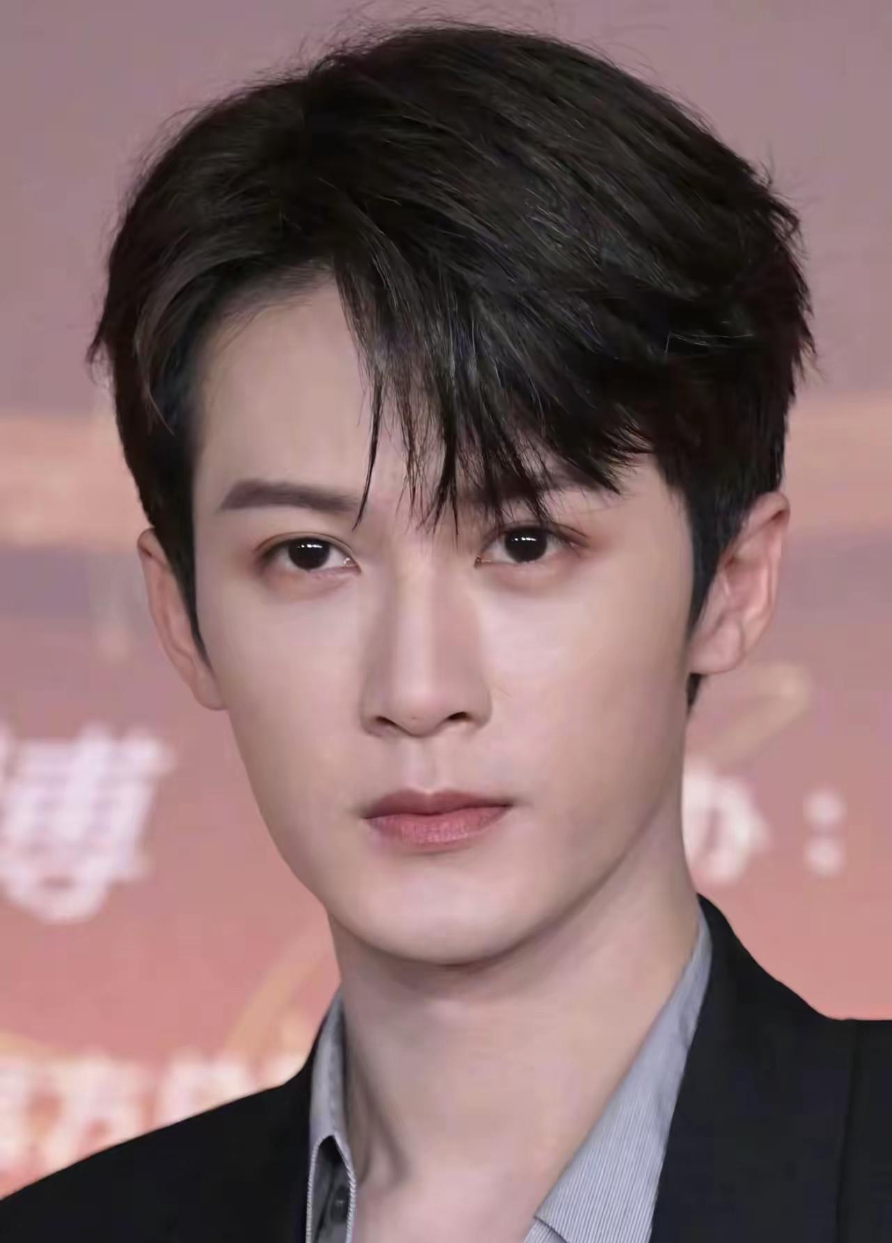 内娱男明星的颜值你最喜欢谁！
男明星怼脸拍，这一局谁赢了，又是谁最周正？看看有没