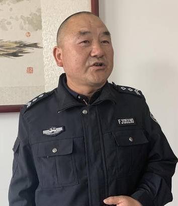 针对50岁以上辅警的安置，各地普遍实行‌过渡政策‌，旨在保障其待遇与职业发展。‌