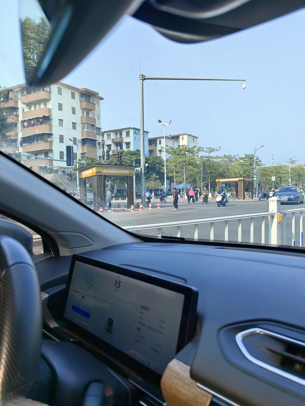 我同事说她70年的妈妈年轻的时候没有去学开车考驾照，现在退休闲在家里，我同事对她