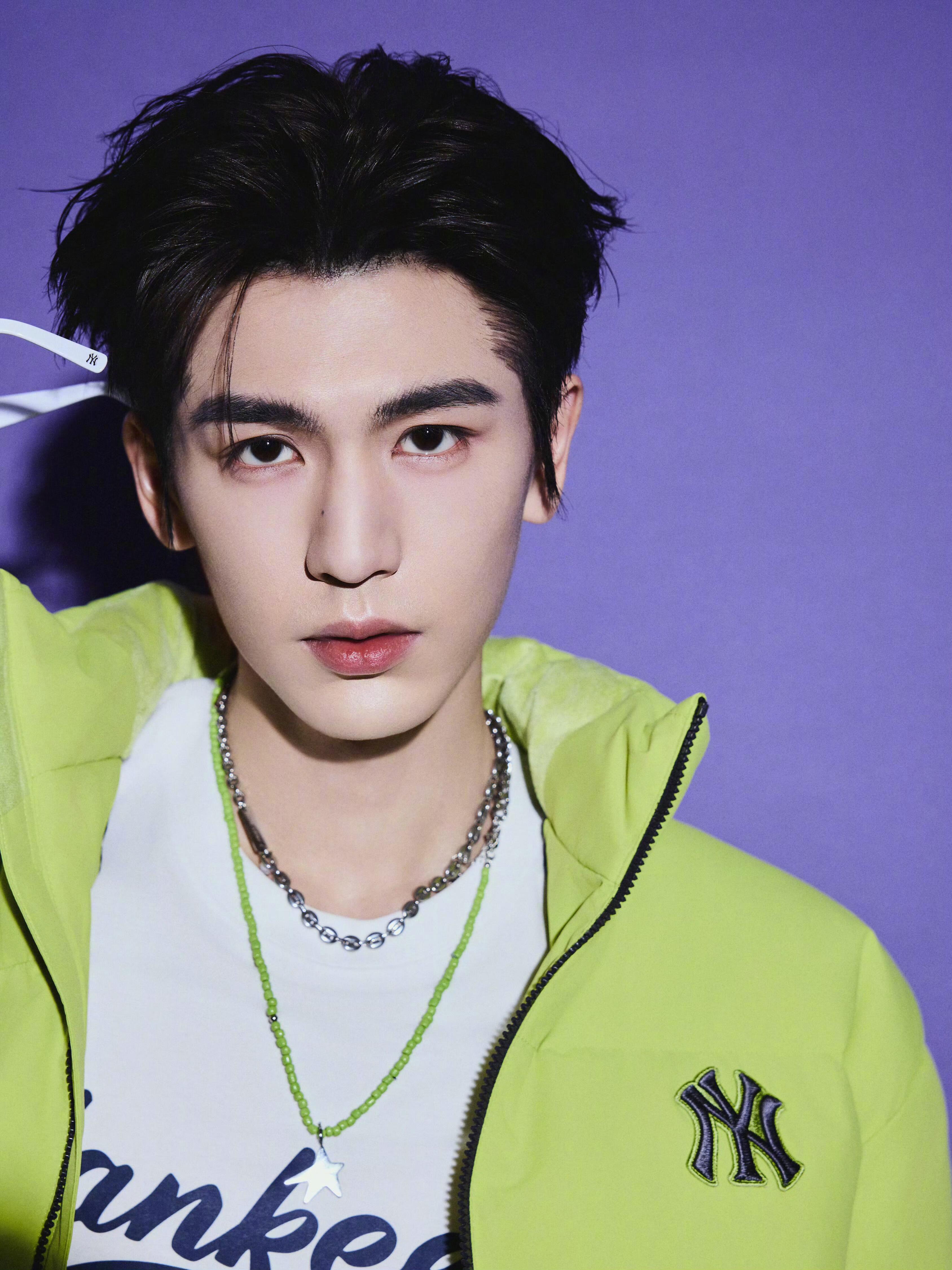 张凌赫冬日青苹果系男大张凌赫MLB造型，身着MLB绿色棉服，搭配清爽大背头，星星