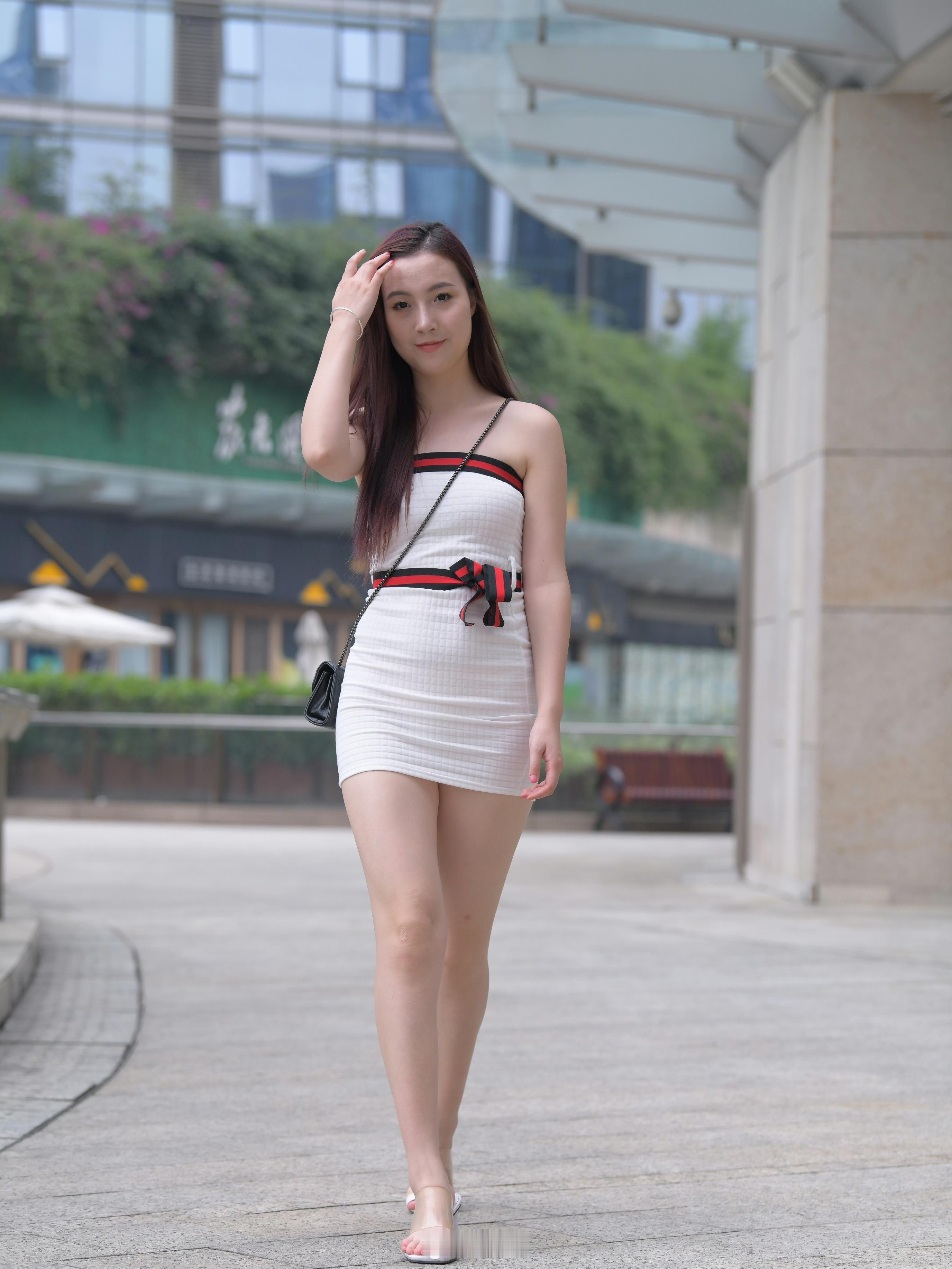 在商城逛街的女孩 ​​​