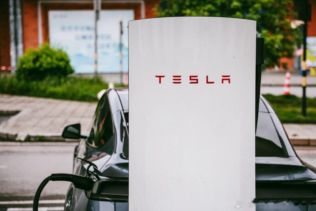 第一次用特斯拉V4超充，V4的充电桩的块头比V3大了不少，但没有V3的镂空设计好