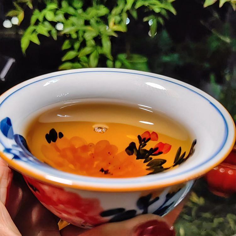 《茶晤清境·醉中天体》
水汽绕茶瓯，烟袅映青眸。喧尘碎作一缕幽，知己话长秋。烟火