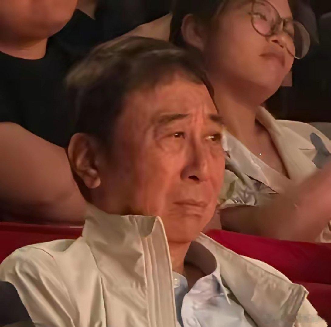 近期《抓特务》铺天盖地全是宣传物料，韩红专程配乐站台力挺。首映礼上冯巩老师的表情