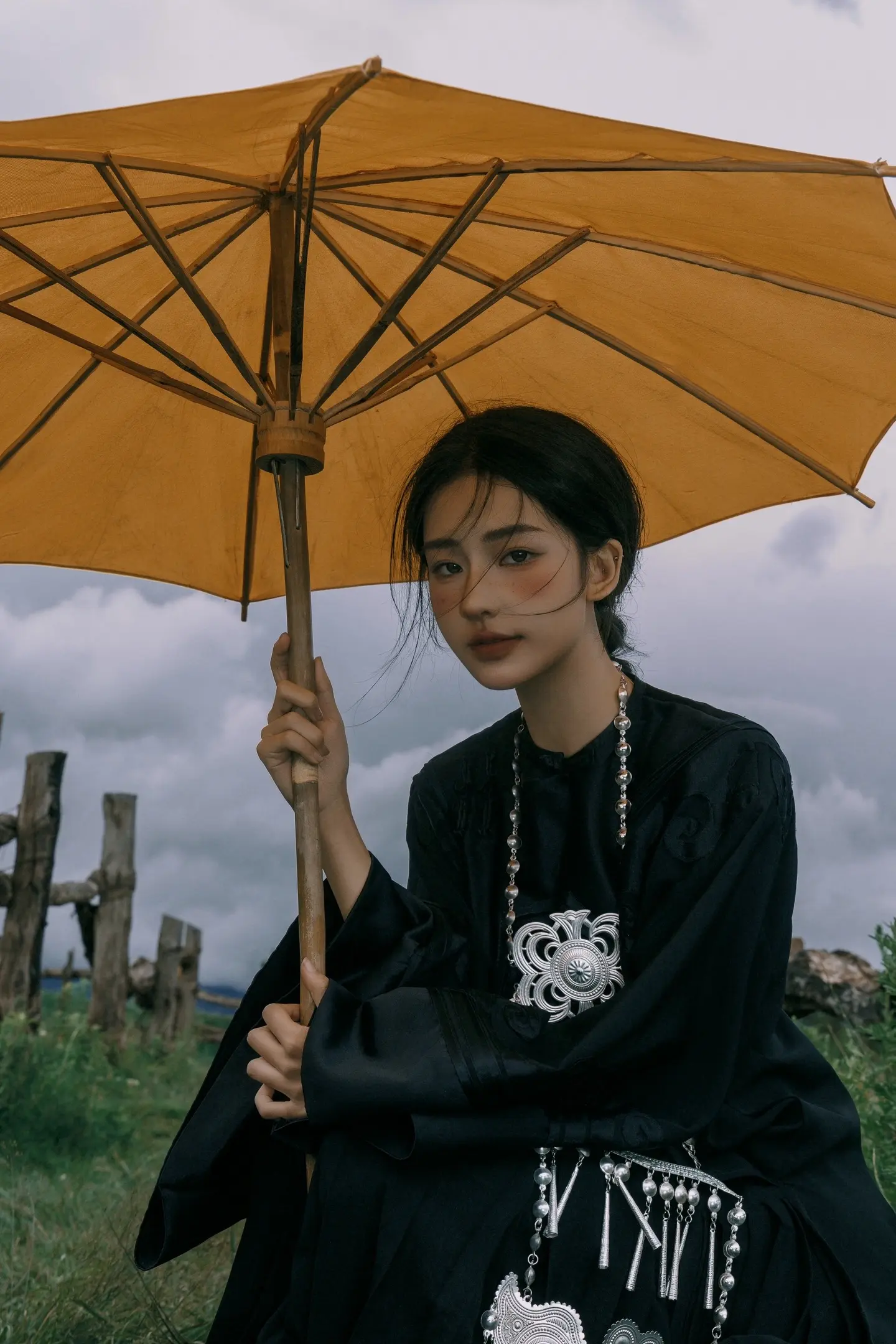“你带一支索玛花走吧” 穿上彝族的服饰莫名觉得很有力量感 - 去拥有炙...